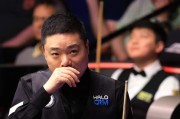 必发体育app-丁俊晖爬上球台逗笑全场观众，英媒赞其松弛，没被赵心童火力冲垮